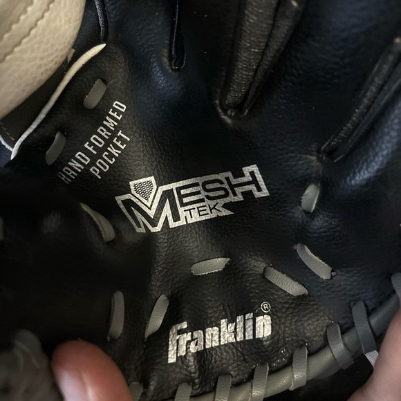 Franklin Sports 9.5'' Kids Baseball Meshtek Teeball Glove/Ball- Right Hand Throw - Picture 4 of 12